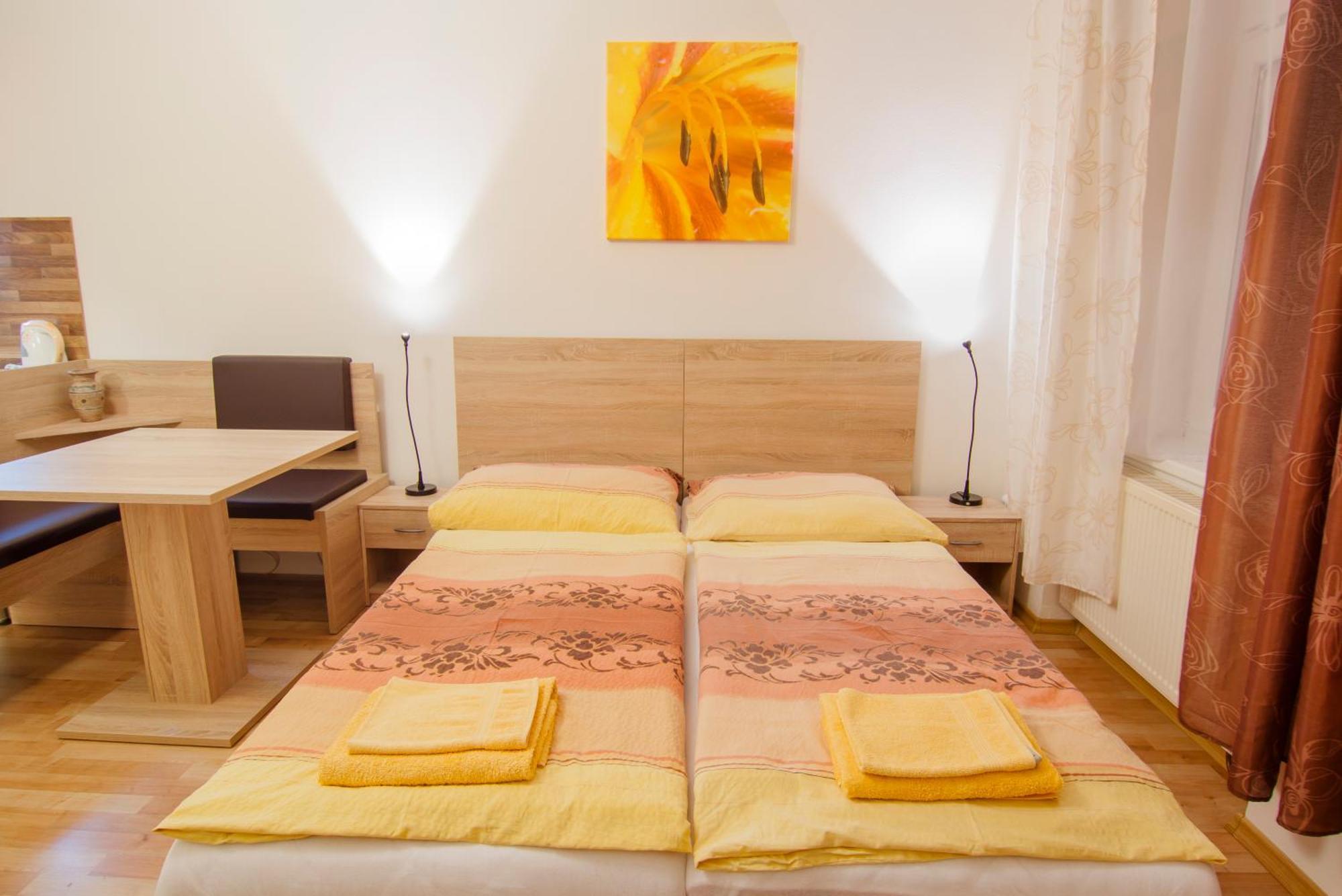 Penzion V Centru - Apartmány Smetanka Ceske Budejovice Exterior foto